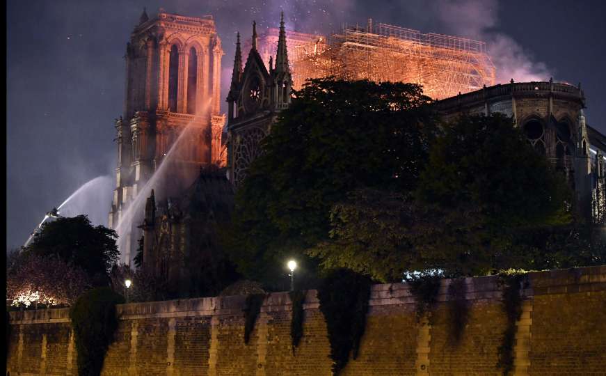 Notre Dame se neće srušiti, vatrogasci uspjeli spasiti tornjeve 